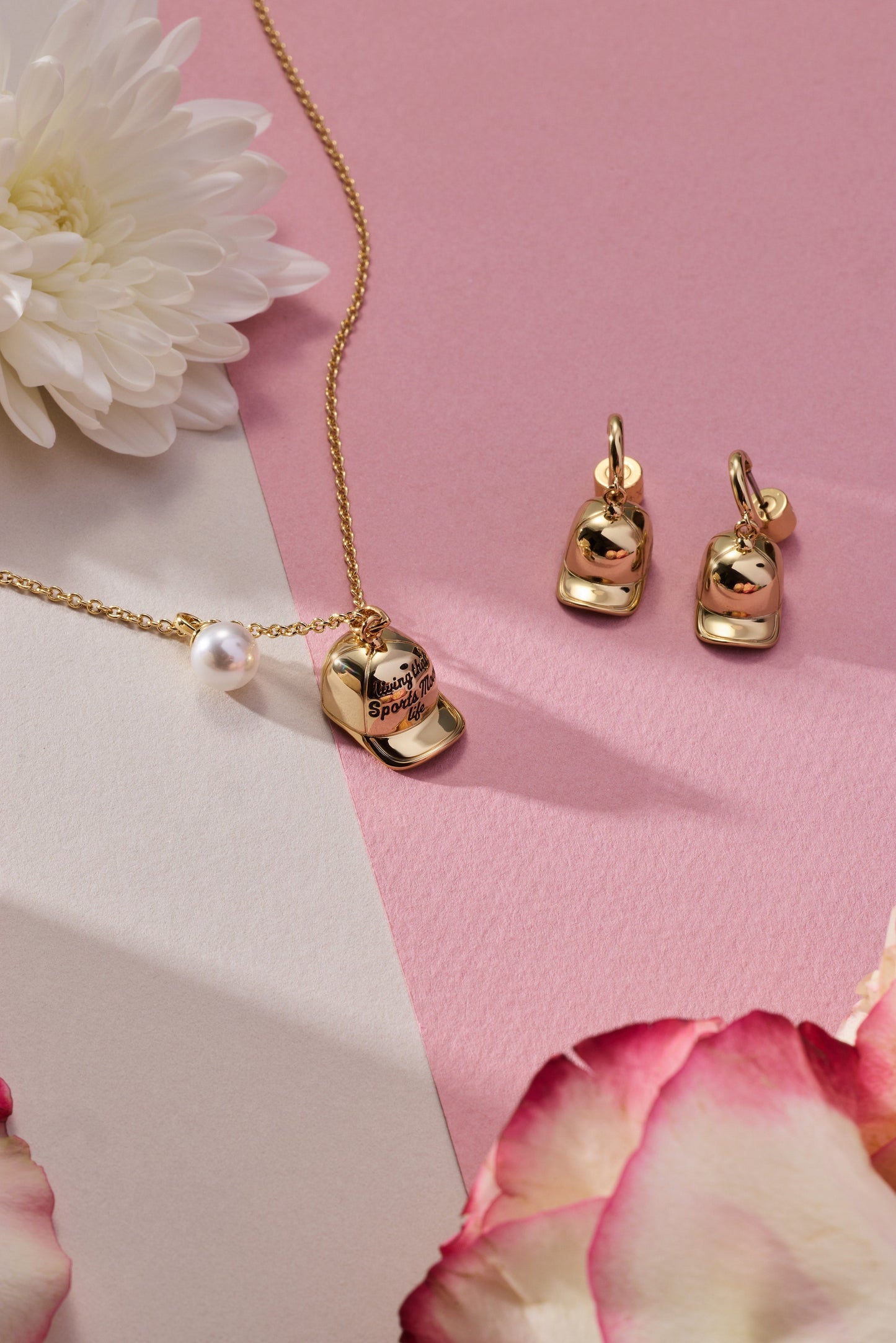 Living That Sports Mom Life' Baseball Charm Necklace
Gold