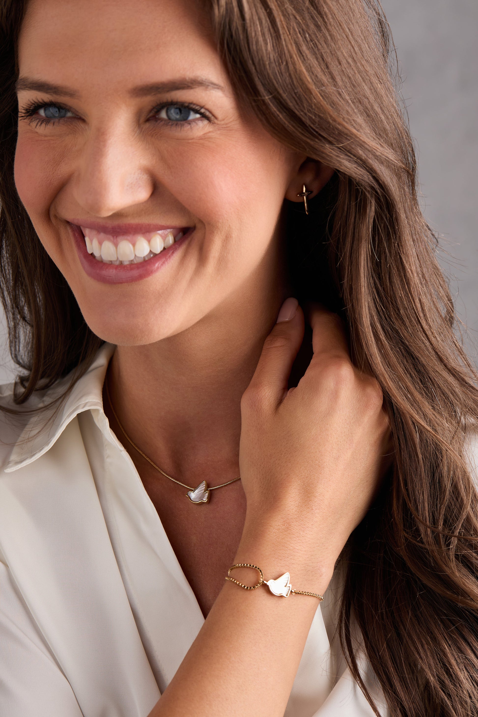 Pearlized Dove 'Peace' Pull Chain Bracelet Gold