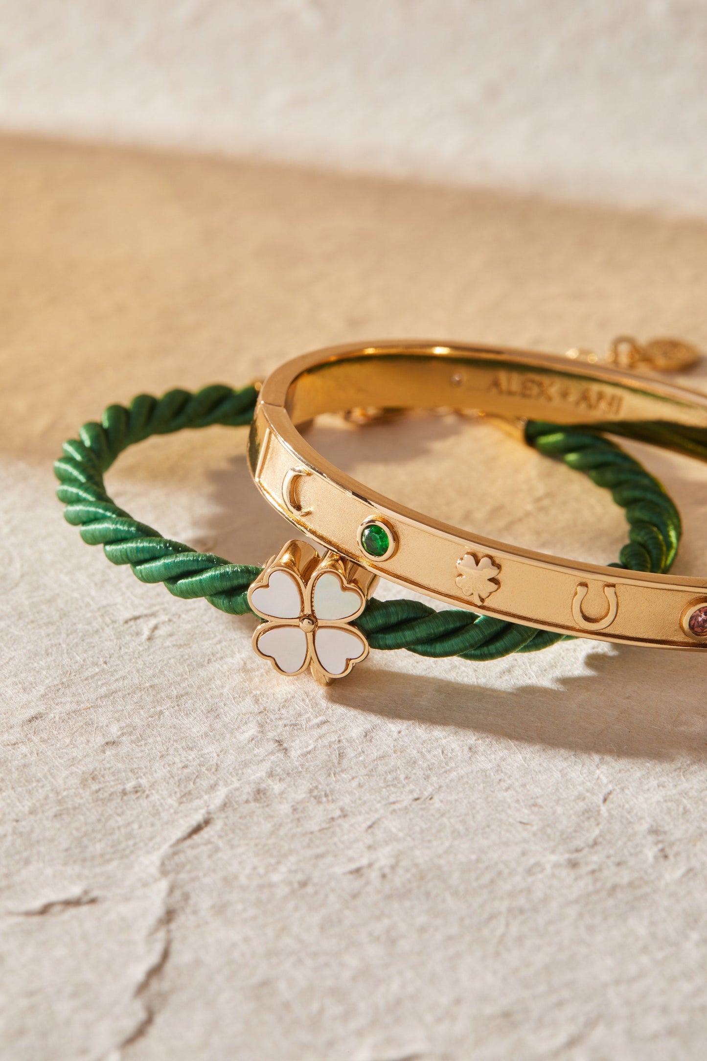 Lucky Hinge Bangle Gold