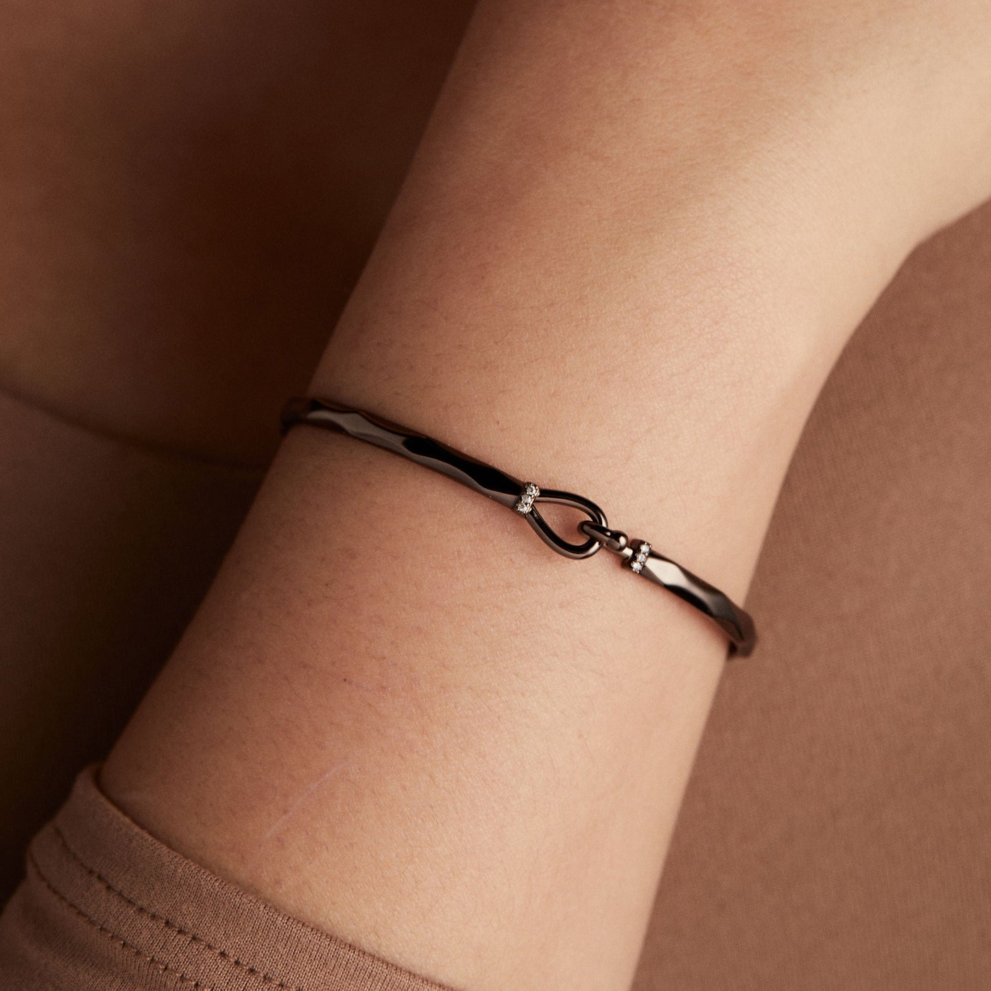 Faceted Hook Tension Bracelet Shiny Silver