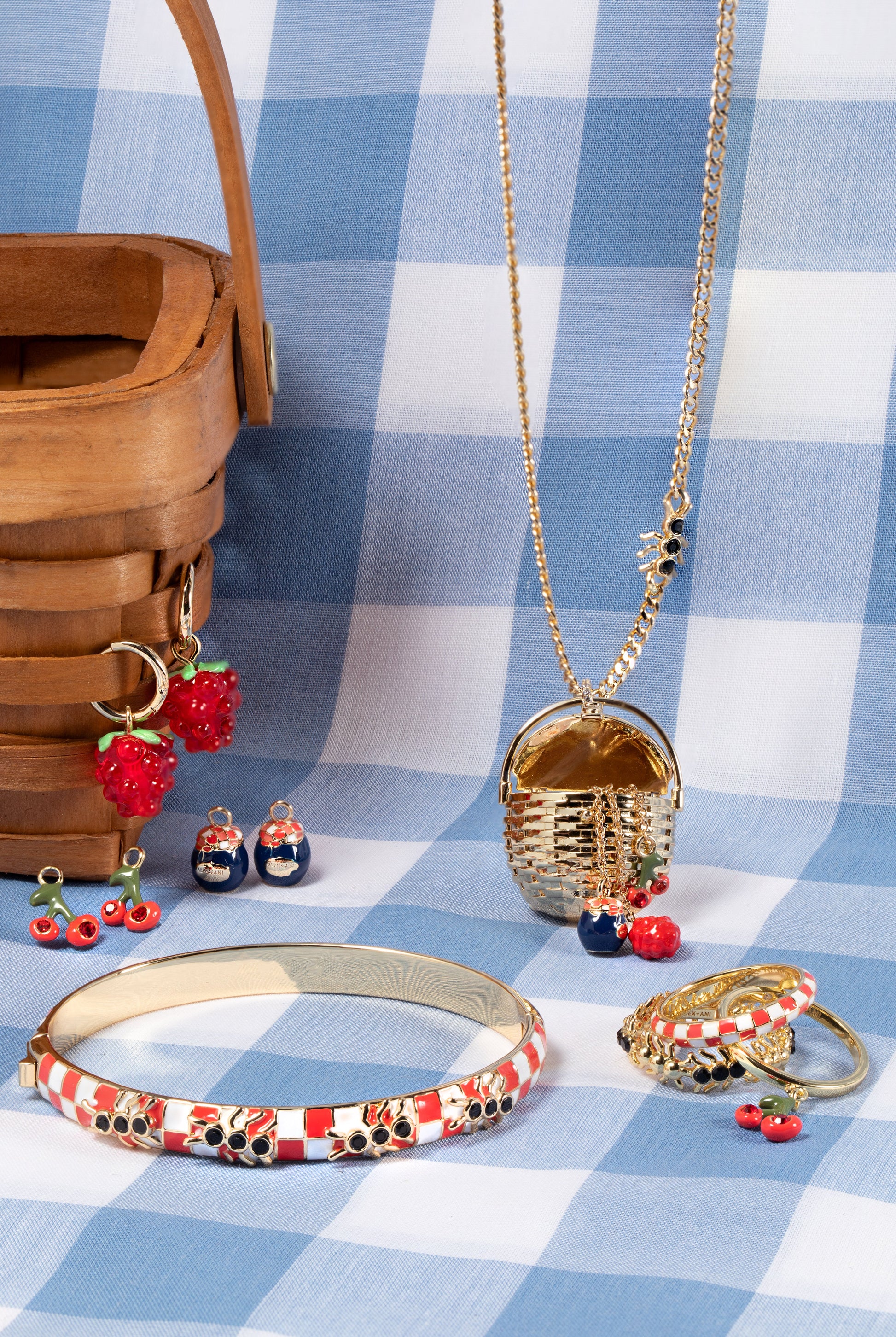 Picnic Basket Pendant Gold