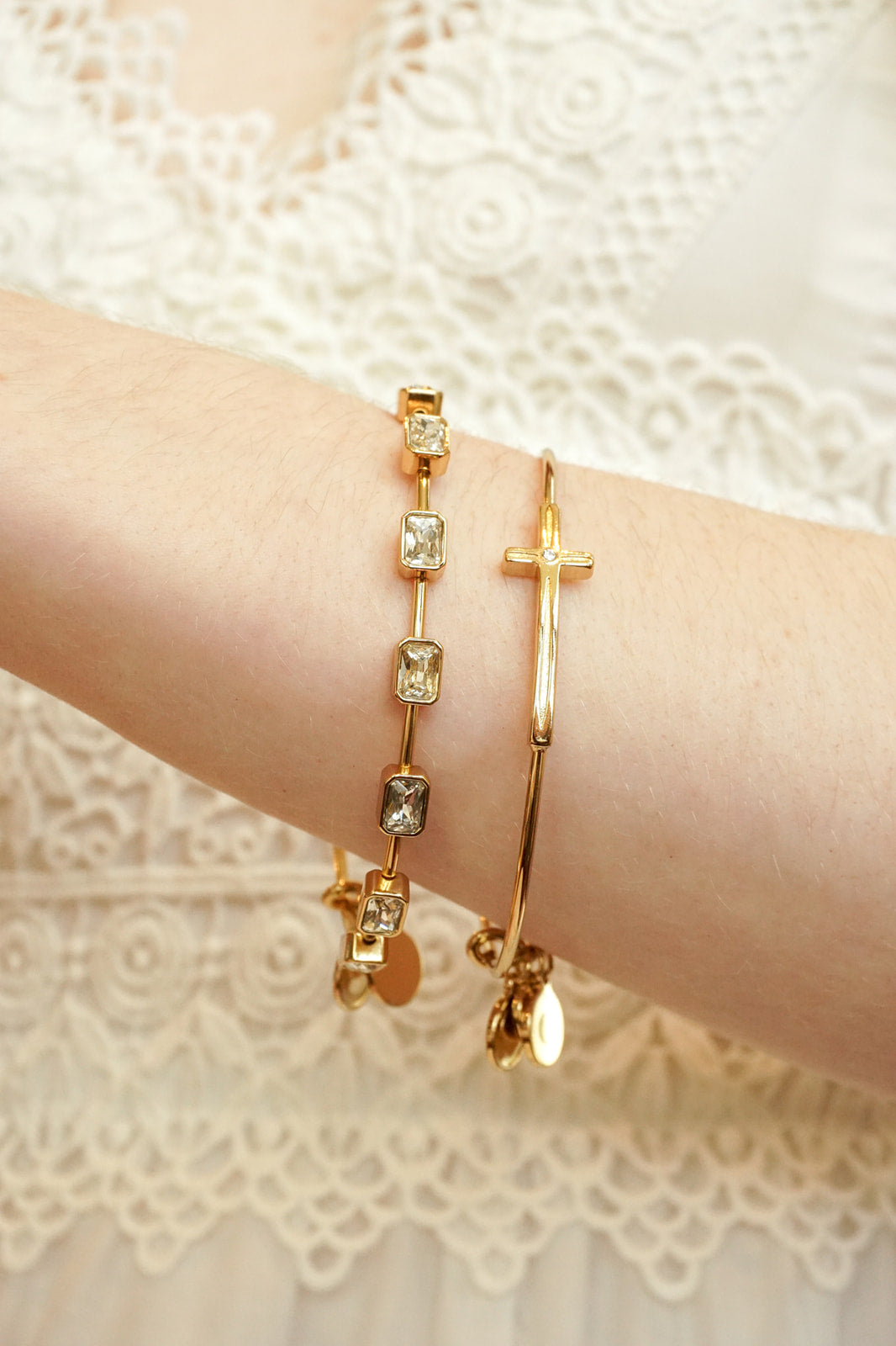 Cross In-Line Bangle Gold
